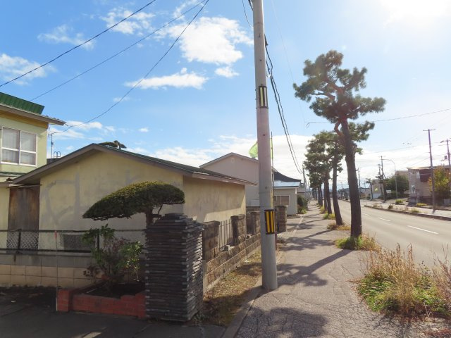 北見市花月町１１番地４、１１番３４８　中古売家の前面道路含む現地写真