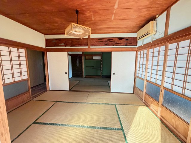 本町　川畑住宅の和室|映っているエアコンは残置物となり使える事を保証するものではございません。