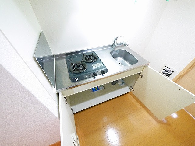 サンシャイン　富雄駅前のキッチン|コンパクトなキッチンで掃除もラクラク