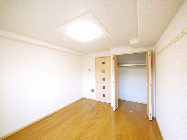 サンシャイン　富雄駅前の洋室