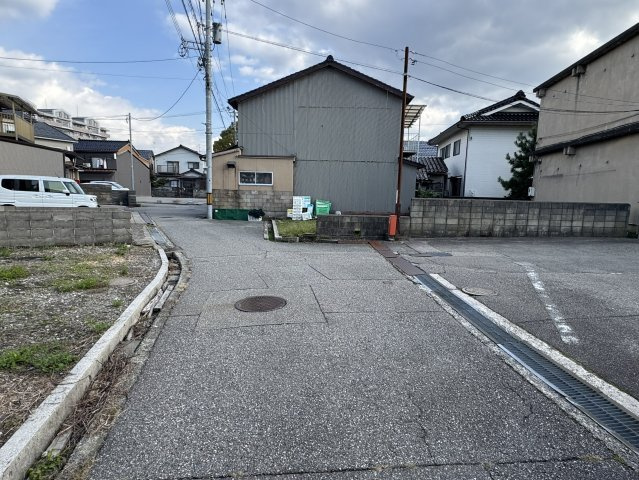 金沢市昌永町　中古戸建の前面道路含む現地写真