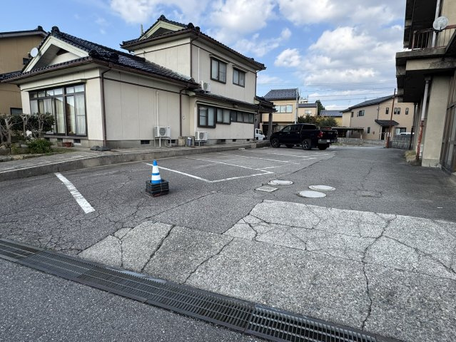 金沢市昌永町　中古戸建の駐車場