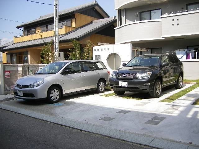 四季織る家の駐車場