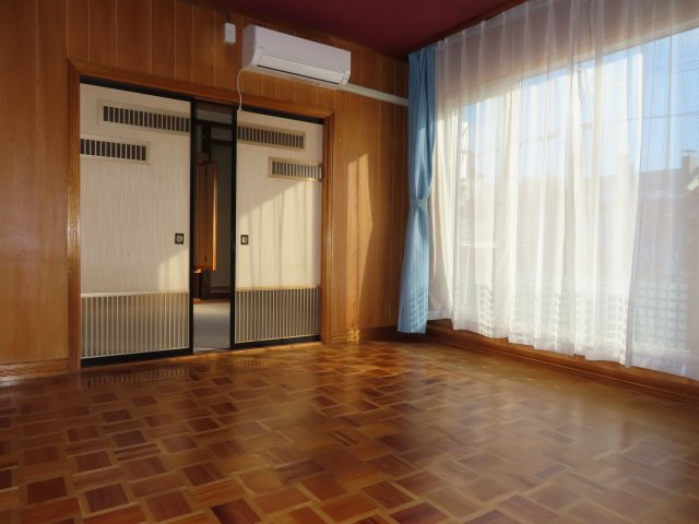 【居間・リビング】 | 北見市末広町３４９番地３５　中古売家 | 10帖リビング