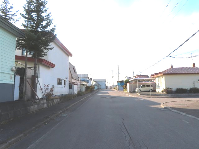北見市末広町３４９番地３５　中古売家の前面道路含む現地写真|北側公道幅員10ｍ