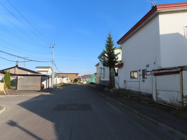 北見市末広町３４９番地３５　中古売家の前面道路含む現地写真|北側公道幅員10ｍ