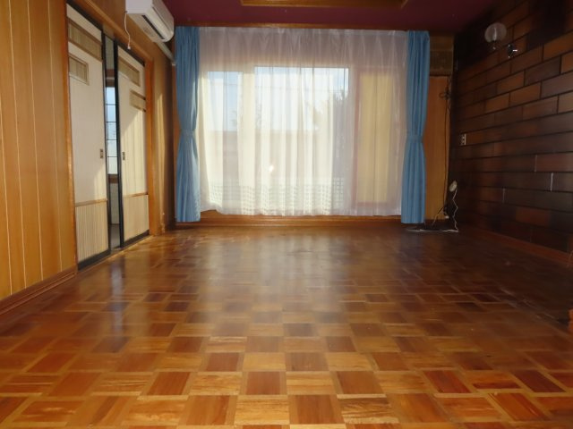 【居間・リビング】 | 北見市末広町３４９番地３５　中古売家 | 10帖リビング