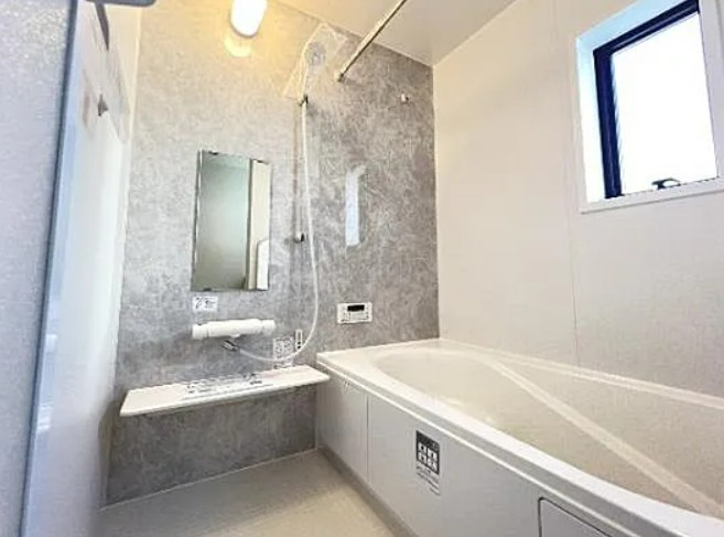 【新築】鶴ヶ島市下新田第２ １号棟の浴室|足の伸ばせるバスタブでリラックスタイムを過ごしましょう！