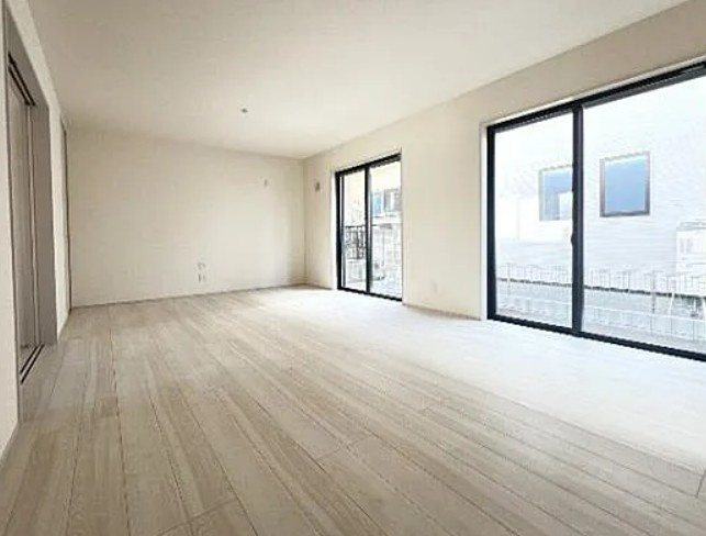 【新築】鶴ヶ島市下新田第２ １号棟の居間・リビング|17.7帖の明るいLDKです！