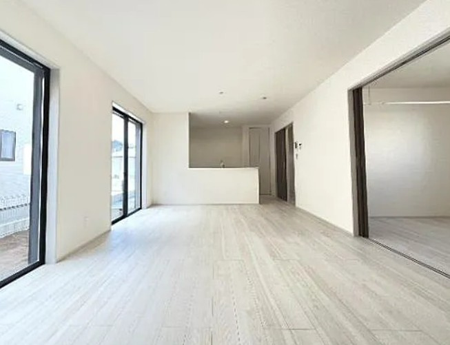 【新築】鶴ヶ島市下新田第２ １号棟の居間・リビング|窓も大きく採光・採風しっかりとれています！