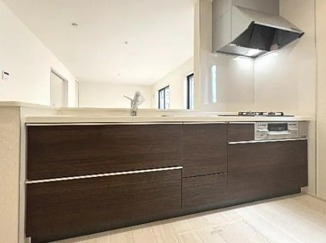 【新築】鶴ヶ島市下新田第２ １号棟のキッチン|対面式のシステムキッチンでお料理をしながらリビングを見渡せます！