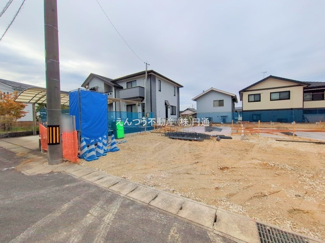 グラファーレ品野町5期4棟の前面道路含む現地写真