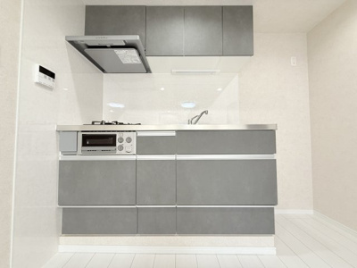 【キッチン】 | 鶴見パークハイツ | ２口ガスコンロのシステムキッチンです。食器洗乾燥機付き、後片付けもラクラクこなせて、環境に優しい設備です。浄水器付きで毎日おいしいお水が飲めます。