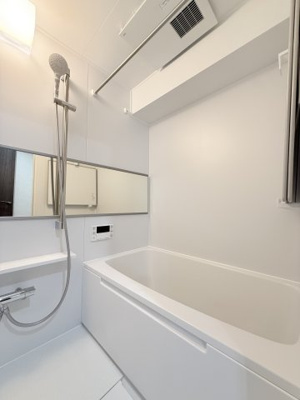 【浴室】 | 鶴見パークハイツ | 追い焚き機能付のユニットバスです。
乾燥機も完備しており雨の日でも洗濯物が干せるので、忙しい共働きのご家庭では大活躍です。