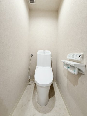 【トイレ】 | 鶴見パークハイツ | 温水洗浄便座付のトイレです。
毎日使う場所だから、より快適な空間に仕上げられています。