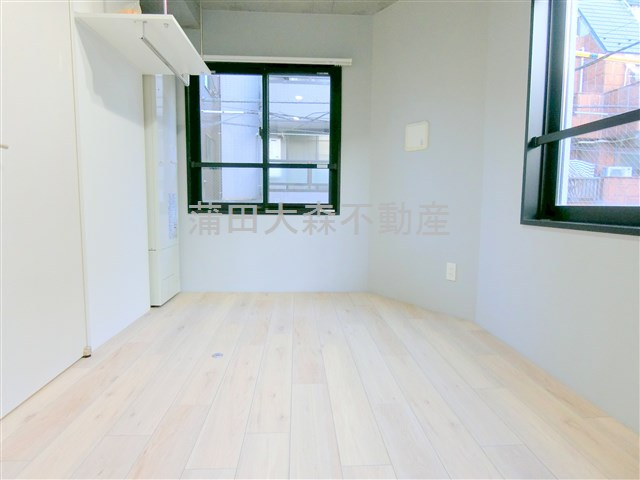 レジデンス平和島の居間・リビング|東南2面採光の洋室6.4帖