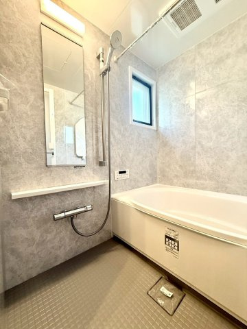 ガーデン南山手の浴室|シックなパネルが上質感を醸すバスルーム。追焚機能・浴室乾燥機付きで、一日の疲れを癒す快適な空間です。