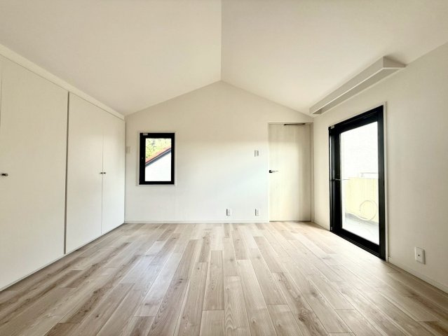 ガーデン南山手の洋室|勾配天井が開放感を演出する洋室。二面採光により明るく、風通しも良好。主寝室にも最適です。