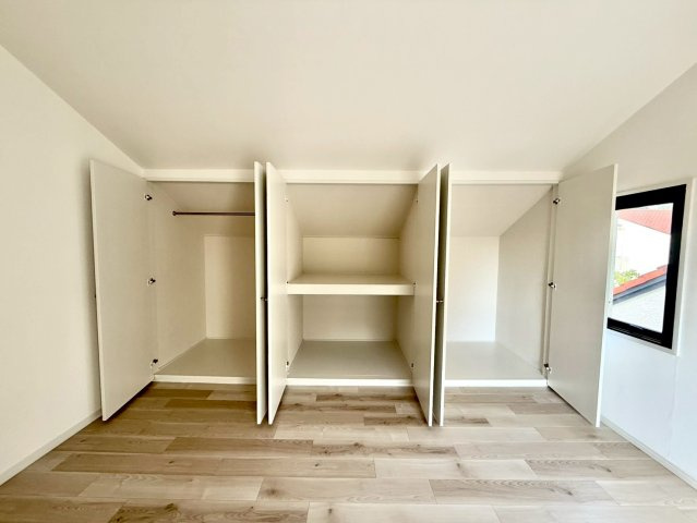 ガーデン南山手の収納|奥行きのあるクローゼットが3つ並び、収納力抜群。季節物の衣類や大型荷物もすっきり整理できます。