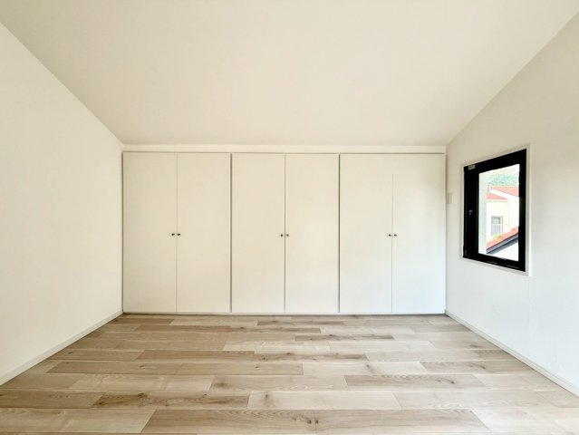 ガーデン南山手の収納|白を基調とした空間に、ナチュラルなフローリングが調和。シンプルながらも上品で心地よいお部屋です。