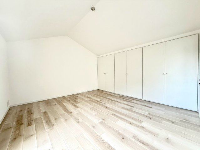 ガーデン南山手の洋室|バルコニーに面した洋室は明るく通風良好。淡いトーンのアクセントクロスが落ち着いた雰囲気を演出します。