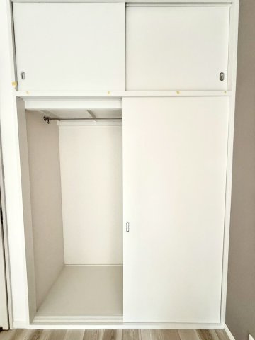 ガーデン南山手の収納|上部に引戸付きの天袋を備えた収納。衣類や小物を効率的に整理でき、空間をすっきり保ちます。