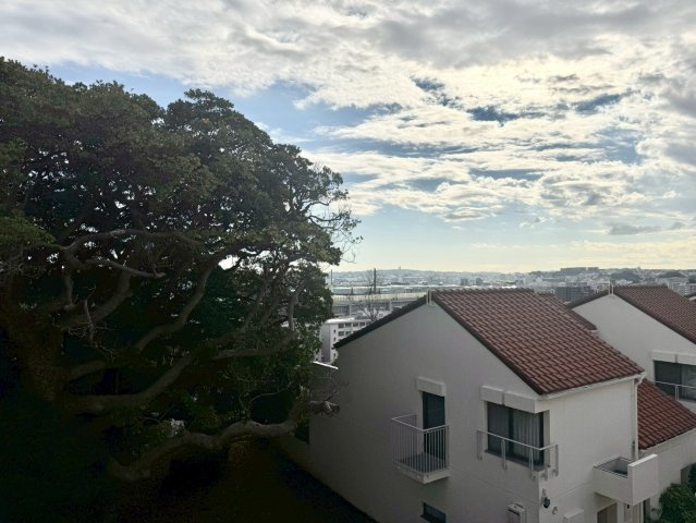 ガーデン南山手の展望|高台ならではの開放的な眺望。海や街並みを一望でき、晴れた日には遠くまで見渡せる爽快な景色です。