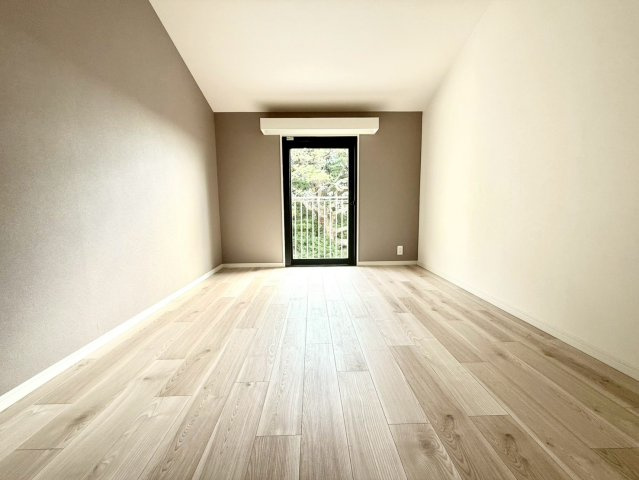 ガーデン南山手の洋室