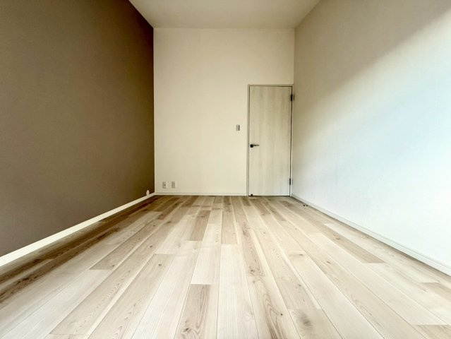 ガーデン南山手の洋室|広さと奥行きのある空間で家具配置がしやすく、多目的に使える快適な居室です。