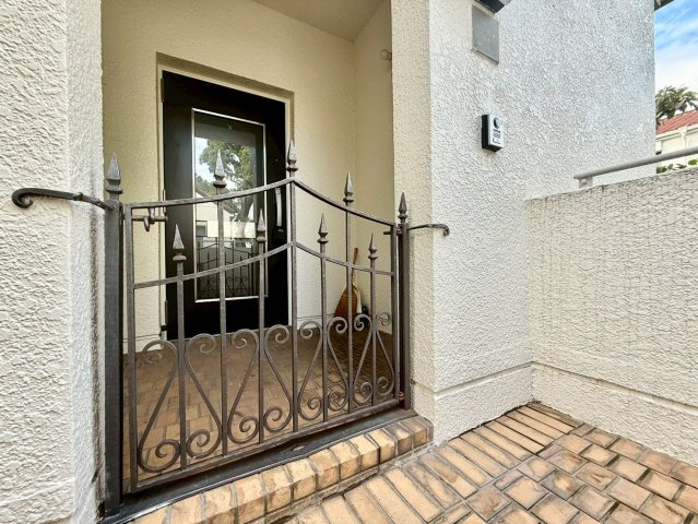 ガーデン南山手のエントランス|アイアンゲートが重厚感を添える玄関アプローチ。ヨーロピアンテイストの外観と調和し、邸宅感を演出しています。