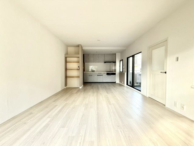 ガーデン南山手の居間・リビング|自然光が差し込む明るいキッチン。窓のある設計で換気も良く、清潔感を保ちながら快適に調理が楽しめます。