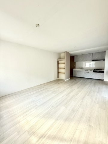 ガーデン南山手の居間・リビング|リビングは南面から光が注ぐ明るい設計。20帖超の広さがあり、家具配置もしやすく開放感あふれる空間です。