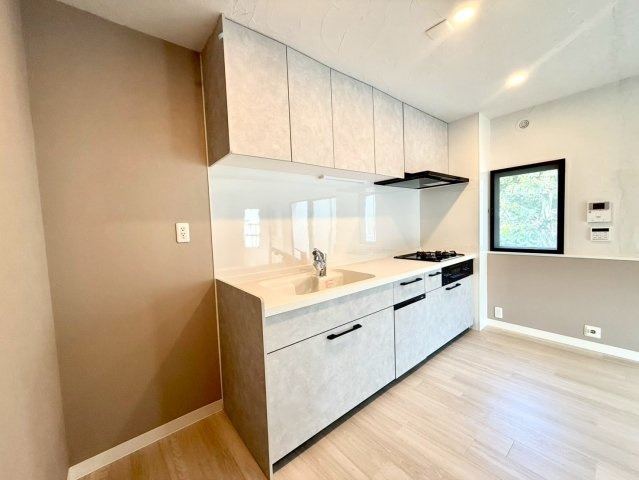 ガーデン南山手のキッチン|自然光が差し込む明るいキッチン。窓のある設計で換気も良く、清潔感を保ちながら快適に調理が楽しめます。