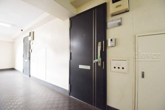 【その他共用部分】 | ダブルロック式の玄関ドアが皆様をお出迎え。お部屋のセキュリティの観点からも、うれしい設備ですね。玄関の色もシックで良い感じです。～即日のご見学可能～　お問合せはお気軽にどうぞ。