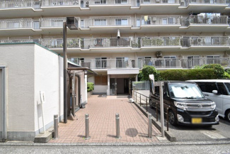 【エントランス】 | お客様を、そして住人を出迎えてくれるマンションのエントランス。ゴミが落ちていないことからも、管理状態の良さや住民の節度の高さが見て取れます。～即日のご見学可能～　お問合せはお気軽にどうぞ。
