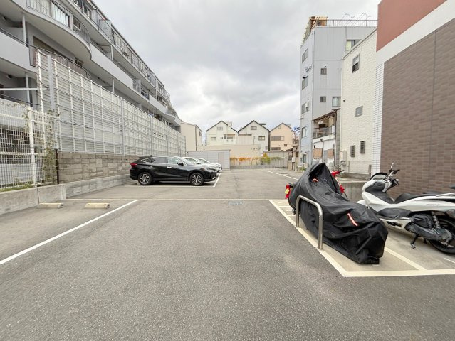 サンメゾン16の駐車場