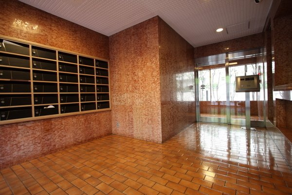 シャトー青山第3のエントランス|ゆとりのあるエントランスです