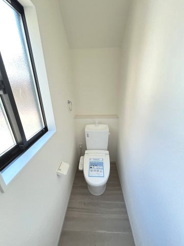 【内装】 | 春日市弥生7丁目1期　1号棟（全3棟）【仲介手数料無料・0円】 | 施工例。1階のトイレです。施工例は完成時と異なる場合があります。