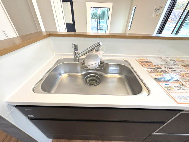 【キッチン】 | 春日市弥生7丁目1期　1号棟（全3棟）【仲介手数料無料・0円】 | 施工例。施工例は完成時と異なる場合があります。
