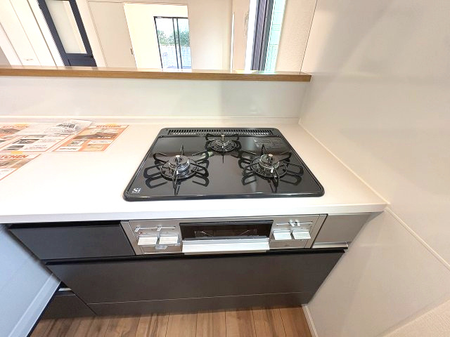 【キッチン】 | 春日市弥生7丁目1期　1号棟（全3棟）【仲介手数料無料・0円】 | 施工例。施工例は完成時と異なる場合があります。