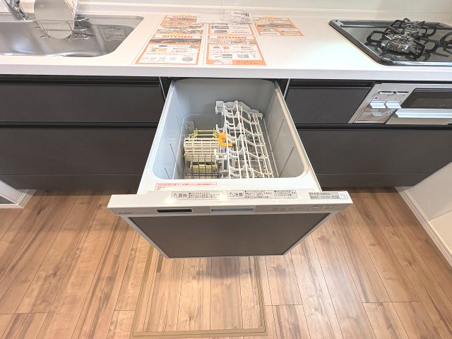 【キッチン】 | 春日市弥生7丁目1期　1号棟（全3棟）【仲介手数料無料・0円】 | 施工例。施工例は完成時と異なる場合があります。