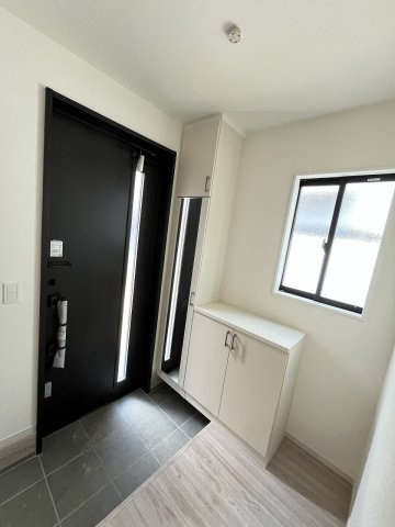 【玄関】 | 春日市弥生7丁目1期　1号棟（全3棟）【仲介手数料無料・0円】 | 施工例。施工例は完成時と異なる場合があります。