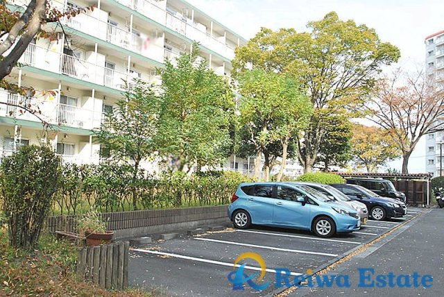 藤沢市大庭の中古マンションの駐車場