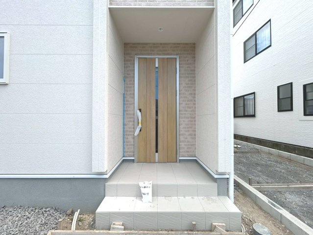 リーブルガーデン　一宮市今伊勢町第七　全3区画分譲の玄関|【ピッキング防止機能付き玄関ドア錠】玄関ドアの鍵は上下に２つあり、内側の下段は脱着サムターンキー。
鍵を不正に開錠されても、もう１つの鍵でピッキングを防ぎます。防犯性の高い仕様になっています。
