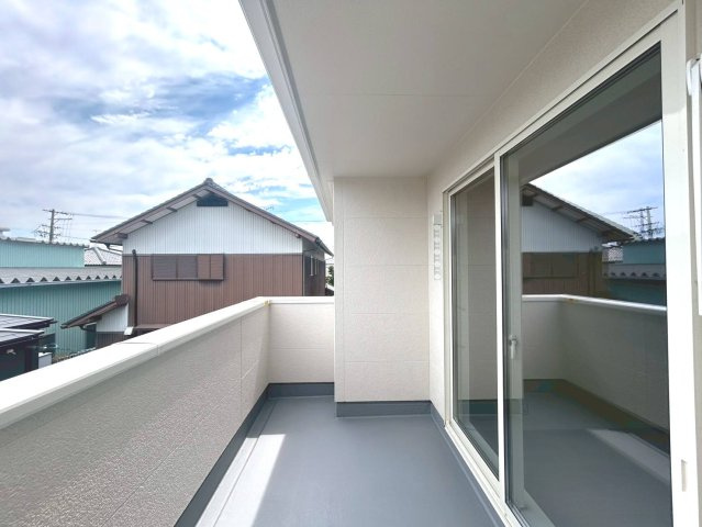 リーブルガーデン　一宮市今伊勢町第七　全3区画分譲のバルコニー|バルコニーは南向きで洗濯物もよく乾きます！強度と表面積硬度を持つFPRで防水しています。