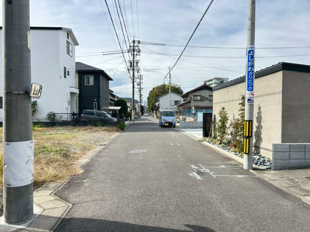 リーブルガーデン　一宮市今伊勢町本神戸第7　全3区画分譲の前面道路含む現地写真|「現地（2025年11月4日）撮影」　
■前面道路　
■ヤマダ不動産　株式会社リライフ