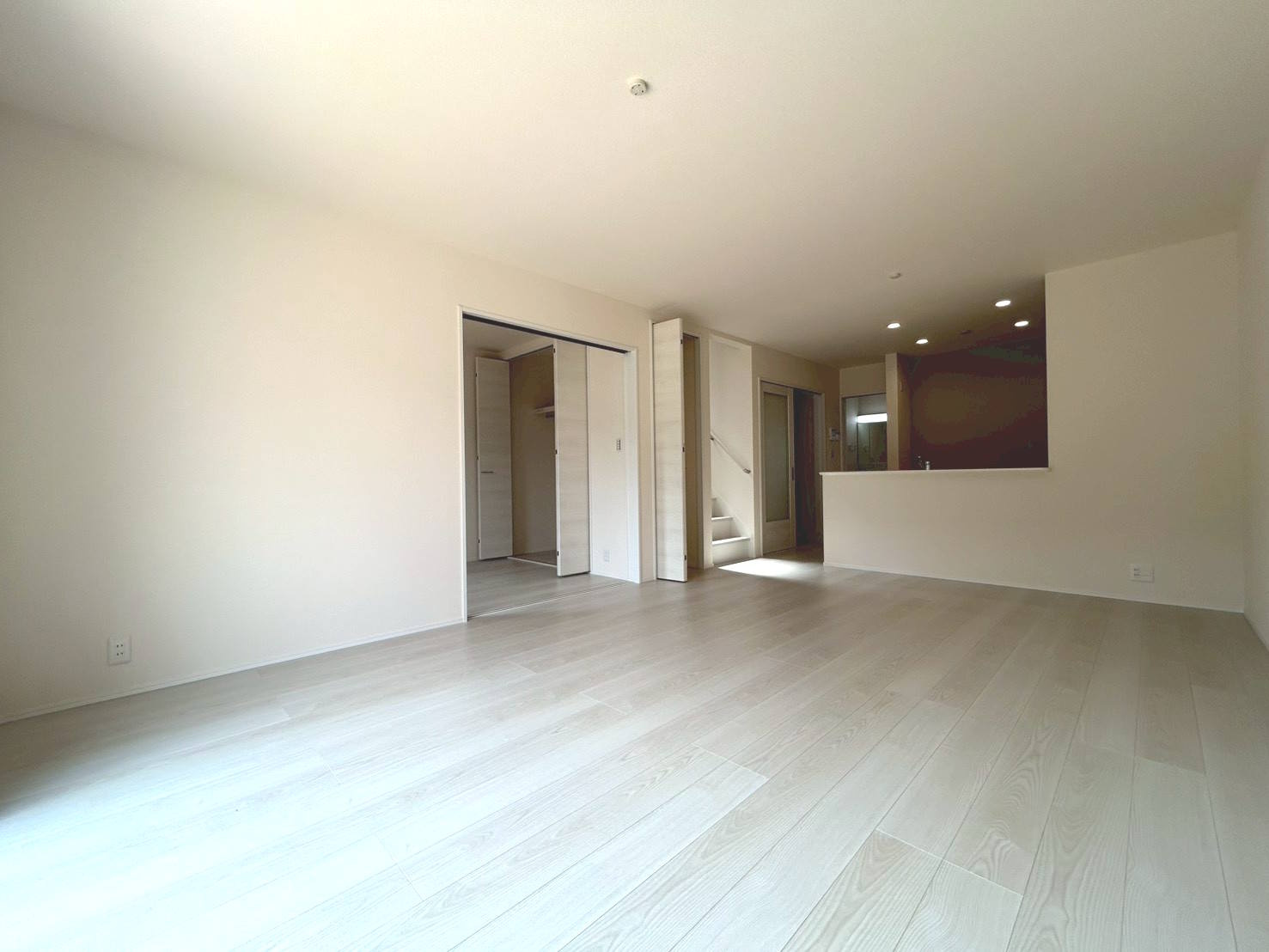 リーブルガーデン　一宮市今伊勢町第七　全3区画分譲の居間・リビング|明るい日差しをふんだんに取り込んだリビングダイニングは家族の笑顔につつまれた素敵な空間になります。
一建設の家は精度が高く丈夫な工法を採用し、「住宅トップランナー基準」に対応しています。