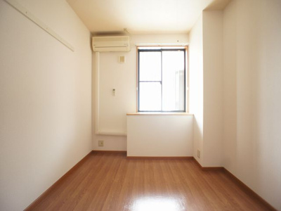 【寝室】 | エスポアールSⅡ | 便利な収納付きです♪