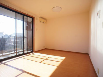 【居間・リビング】 | エスポアールSⅡ | エアコン付きの洋間です♪