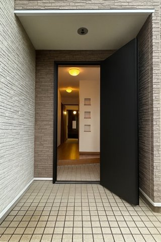 中央区姥ケ山2丁目　中古戸建の玄関